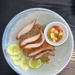 ข้าวผัดปลาร้าคอหมูทอด