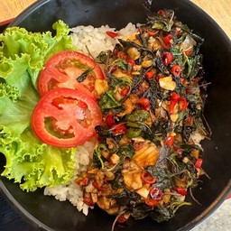 ข้าวกะเพราแซลมอน