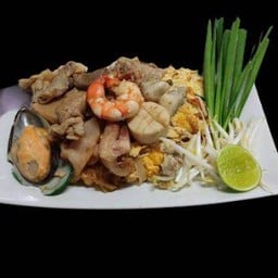 ผัดไทยรวมทุกอย่าง