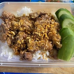 ข้าวหมูกะเทียม(ฟรีไข่ดาว)