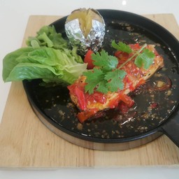 แซลมอนราดพริกกระทะร้อน