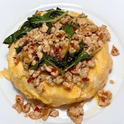ข้าวไข่ข้นกระเพราไก่สับ