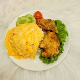 ข้าวไก่กรอบซอสน้ำปลา หมูย่าง By สุขกำลังดี พันท้ายนรสิงห์