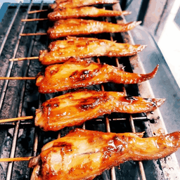 ปีกไก่ย่าง 5ไม้ ข้าวเหนียว 1 ห่อ