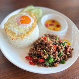 ข้าวกระเพราเนื้อสับ ไข่ดาว