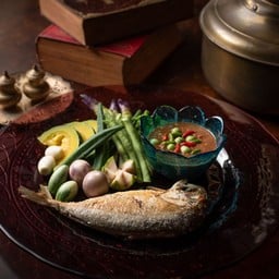 น้ำพริกกะปิทรงโปรด ปลาทูทอด ผักสด