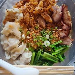 โค่นเซียนพร้อมทานใส่กล่องมีช้อนมีตะเกียบให้ค่ะ