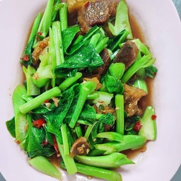 คะน้าหมูกรอบ