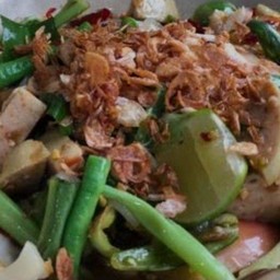 ตำเส้นข้าวเปียกผักลวกใส่หมูยอ1ท่อน