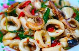 ปลาหมึกผัดกะเพรา