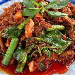 ผัดพริกแกงหมูเป็นกับข้าว