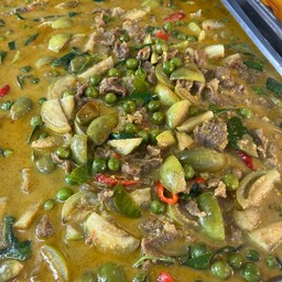 ข้าวราดแกงเขียวหวานเนื้อ