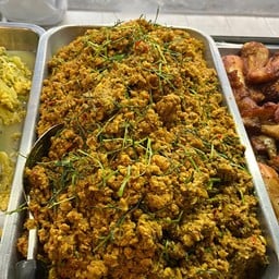 ข้าวราดคั่วกลิ้งหมู