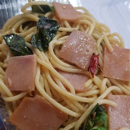 สปาเก็ตตี้ผัดพริกแห้งแฮม