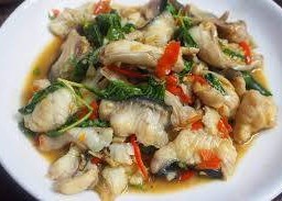 ปลาคังผัดกระเพรา