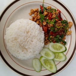กะเพราไก่สับพริกแห้งราดข้าว