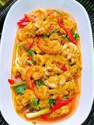 กุ้งหมึกผัดผงกระหรี่