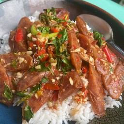 กระเพรากุนเชียงราดข้าว