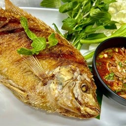 น้ำตกปลาทอด ใช้ปลาทับทิมทอดมากรอบนอกนุ่มข้างใน ทานคํ่กับน้ำซอสอร่อยๆ