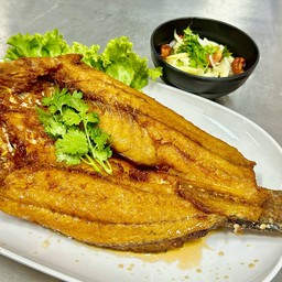 ปลากระพงทอดน้ำปลา น้ำราดดปลาอร่อยกลมกล่อม  เค็มๆหวานๆนิดๆ กำลังดี ทานคู่กับย้ำมะ