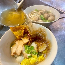 ก๋วยเตี๋ยวต้มยำเกี๊ยวไก่ย่าง