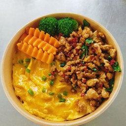 ข้าวกระเพราหมู(สับ)พริกจินดาแห้ง+ไข่ข้น