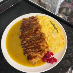 ข้าวแกงกะหรี่หน้าไข่หมูทอด