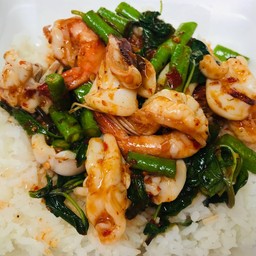 ผัดพริกแกงกุ้ง ราดข้าว