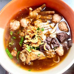 ก๋วยจั๊บรวมใส่ไข่
