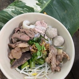 ก๋วยเตี๊ยวเส้นหมี่เนื้อสด+ลูกชิ้น+เครื่ิองในสด