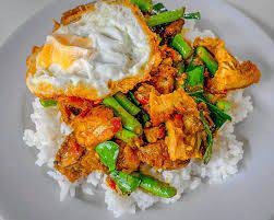 ข้าวหมูกรอบผัดพริกแกง