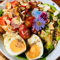 สลัดอโว อกไก่ ไข่ต้ม