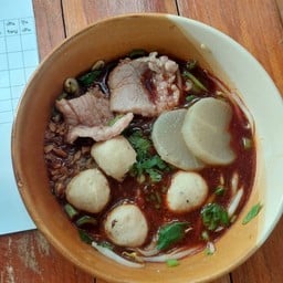 ร้านร่มไทรก๋วยเตี๋ยวน้ำตก และต้มยำ