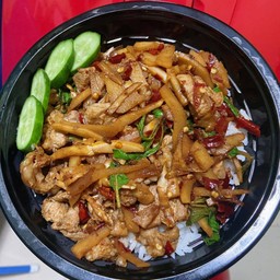 กะเพราหมูชิ้นพริกแห้งหน่อไม้ดอง