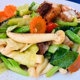 ผัดผักรวมหมูกรอบ (กับข้าว)