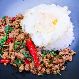 กระเพราหมูสับ +ไข่ดาว พิเศษ