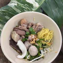 ก๋วยเตี๋ยวเส้นบะหมี่เนื้อสด+ลูกชิ้น+เครื่องในสด