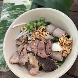 ก๋วยเตี๋ยวเส้นมาม่าเนื้อสด+ลูกชิ้น+เครื่องในสด