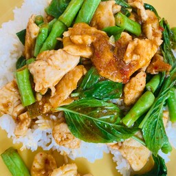 ผัดพริกแกงหมูราดข้าว