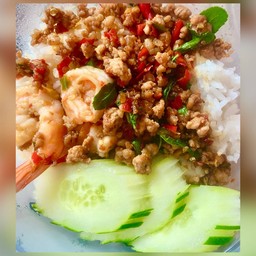 กระเพราหมูสับเป็นกับข้าว