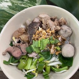 ก๋วยเตี๋ยวเส้นเล็กเนื้อสด+ลูกชิ้น+เครื่องในสด