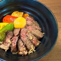 Beef steak rice bowl(牛ステーキ丼)