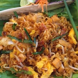 ผัดไทยมาม่า หมู