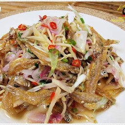 ยำปลาตัวเล็ก