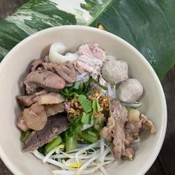 เกาเหลารวมทุกอย่างสดกับเปื่อย