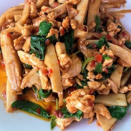 กะเพราไก่สับหน่อไม้ดอง ราดข้าว