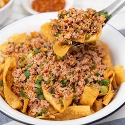 เกี๊ยวทอดต้มยำแห้งหมูสับ