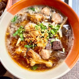 ก๋วยจั๊บน่องไก่ใสไข่