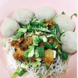 เส้นหมี่ ลูกชิ้นหมู แห้ง