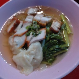 บะหมี่เกี๊ยวหมูแดงหมูกรอบ